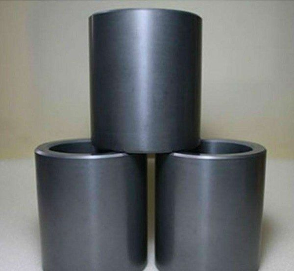 Large silicon carbide crucibles and saggars